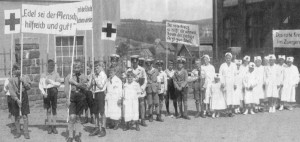 Ein Festzug der Sanitätskolonne 1935. Die Gruppe steht hier vor der Pestalozzischule. In dem Gebäude befand sich bis vor einigen Jahren das Postamt Kölner Straße.