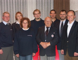 Leitung und Vorstand 2004 (v.l.n.r.): Schatzmeister Volker Vollmann, Rotkreuzleiterin Andrea Engemann, Rotkreuzärztin Nicole Schröder, stellv. Rotkreuzleiter Stefan Kaßner, zweiter Vorsitzender Josef Kewitz, Rotkreuzleiter Fares Bäcker, Erster Vorsitzender Jochen Reiffert, Geschäftsführer Frank Emde.